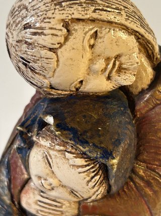 Escultura religiosa familia abrazo