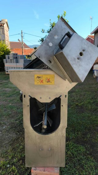 Despalilladora o estrujadora eléctrica de uva