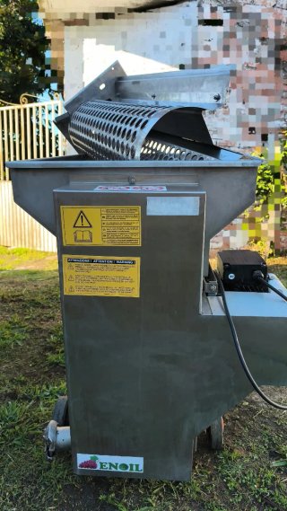 Despalilladora o estrujadora eléctrica de uva