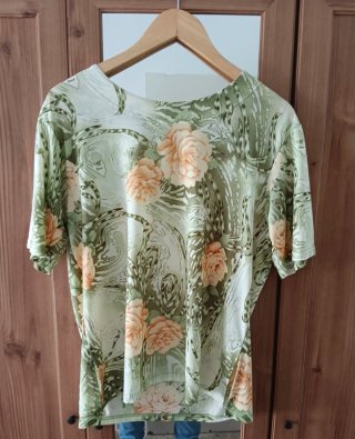 Blusa manga corta floral verde y naranja