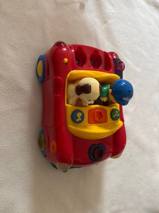 Coche de juguete interactivo