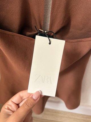 Top halter marrón Zara con detalle dorado