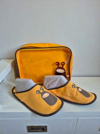 Neceser y zapatillas viaje Women'secret