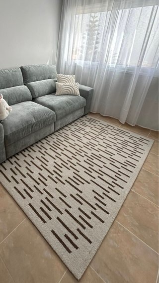 Alfombra beige y marrón con diseño