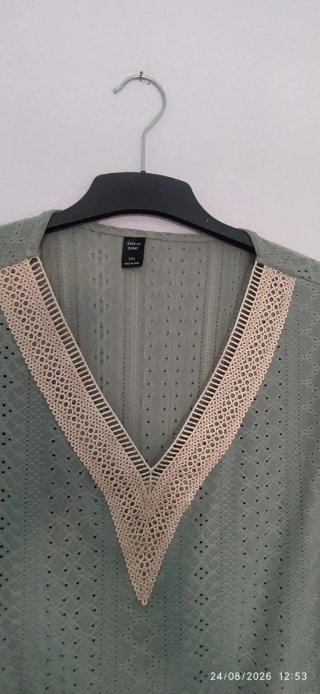 Blusa calada con encaje