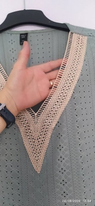 Blusa calada con encaje