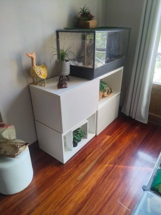 Mueble blanco y madera