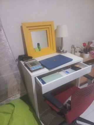 Scrivania e sedia da ufficio
