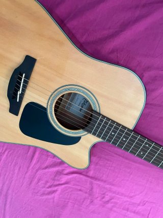 Guitarra electroacústica Takamine -G SERIES-.