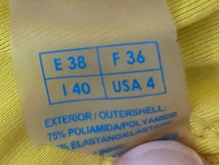 Traje de baño multicolor con detalles amarillos