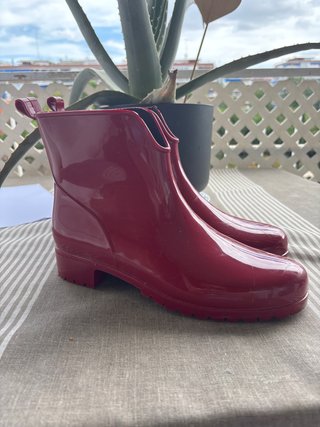 Botas de agua rojas