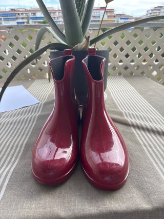 Botas de agua rojas