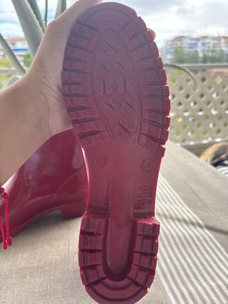 Botas de agua rojas