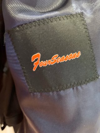 Traje azul marino para hombre. Marca Fourseason