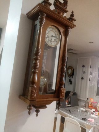 Reloj de madera antiguo con figura de caballo