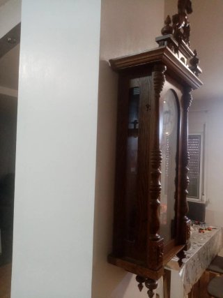 Reloj de madera antiguo con figura de caballo
