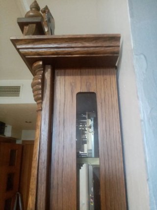 Reloj de madera antiguo con figura de caballo