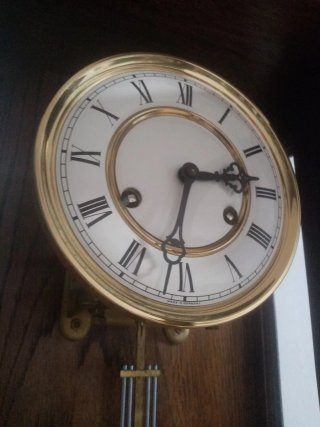 Reloj de madera antiguo con figura de caballo