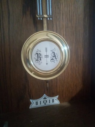 Reloj de madera antiguo con figura de caballo