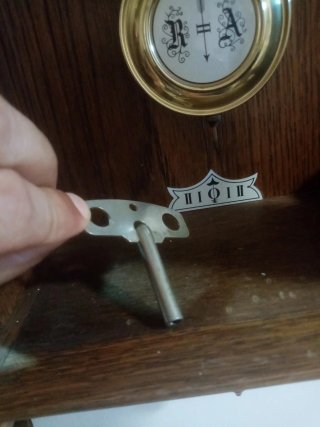 Reloj de madera antiguo con figura de caballo