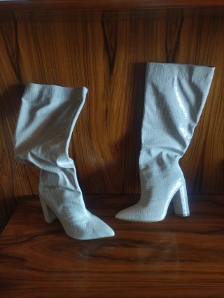 Botas altas charol beige