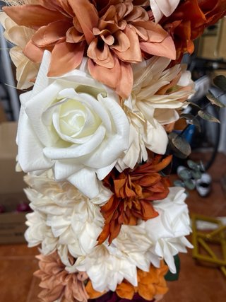 Arco altar de boda dorado con flores
