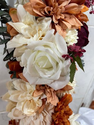 Arco altar de boda dorado con flores