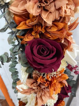 Arco altar de boda dorado con flores