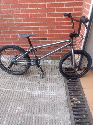 Bicicleta BMX plateada