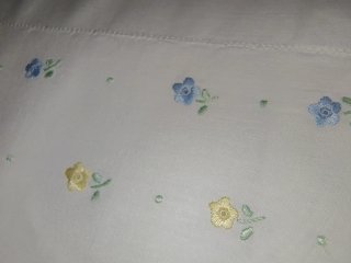 Lenzuolo matrimoniale con federe ricamate