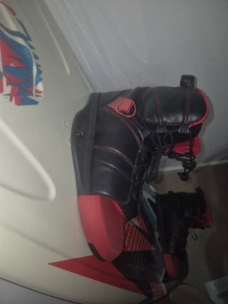 Tabla wakeboard, botas, fija, mastil y arrastre.