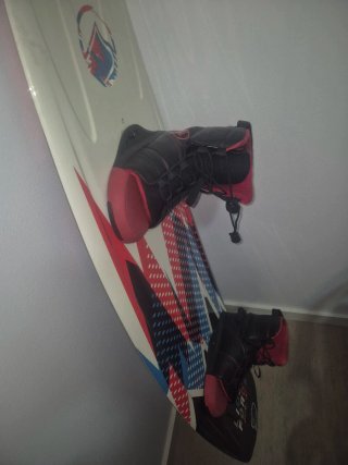 Tabla wakeboard, botas, fija, mastil y arrastre.