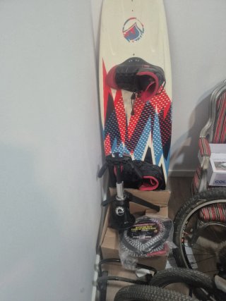 Tabla wakeboard, botas, fija, mastil y arrastre.