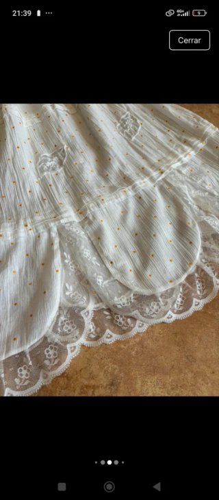 Falda midi blanca con topos dorados