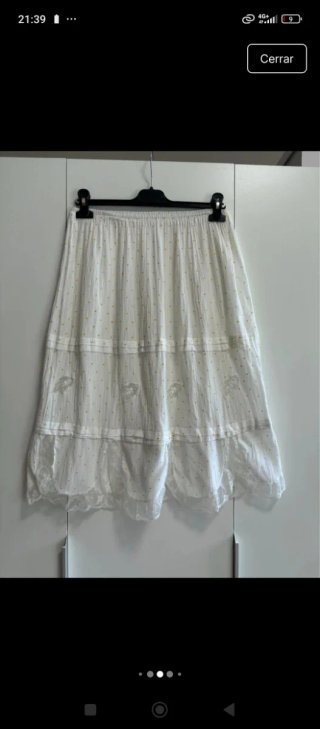 Falda midi blanca con topos dorados