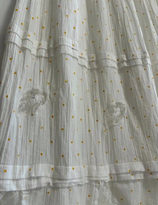 Falda midi blanca con topos dorados
