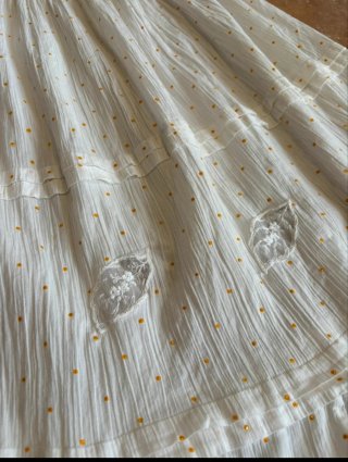 Falda midi blanca con topos dorados