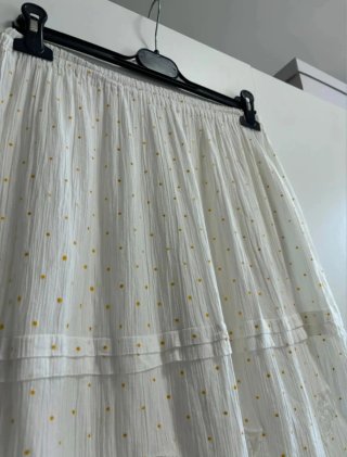 Falda midi blanca con topos dorados