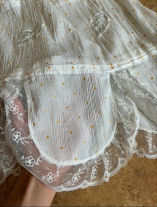 Falda midi blanca con topos dorados