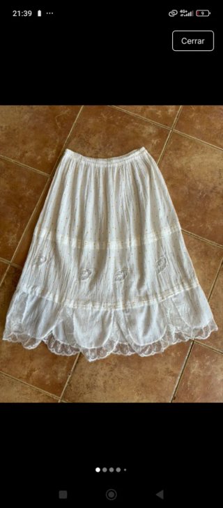 Falda midi blanca con topos dorados