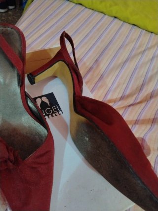Zapatos de fiesta rojos con flor