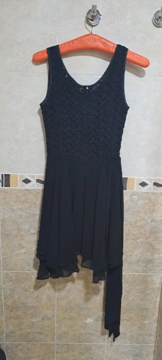 Vestido negro corto con lazo
