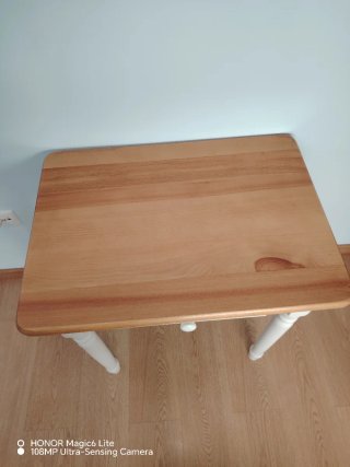 Mesa de madera con cajón.