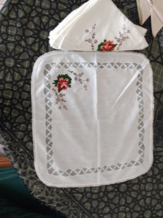 Manteles de tela con flores rojas tiene 12