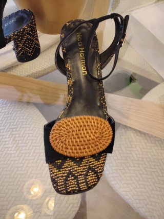 Sandalias negras con detalle de mimbre