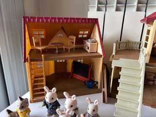Casas Sylvanian y heladería con 23 muñecos