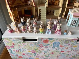 Casas Sylvanian y heladería con 23 muñecos