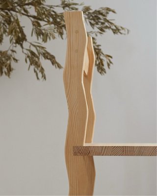 Silla de madera con patas onduladas artesanal