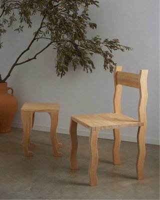 Silla de madera con patas onduladas artesanal
