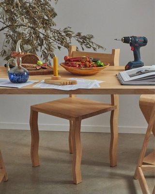 Silla de madera con patas onduladas artesanal